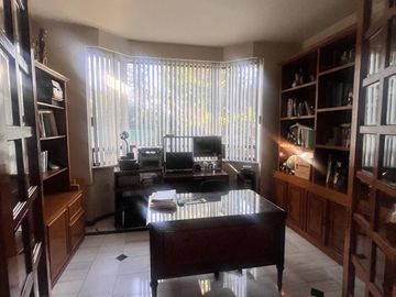 Venta de amplia casa en Loma de Valle Escondido