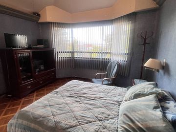 Venta de amplia casa en Loma de Valle Escondido