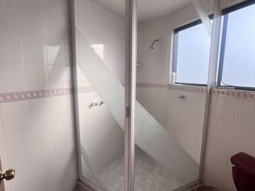 Venta de amplia casa en Loma de Valle Escondido