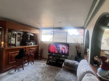 Venta de amplia casa en Loma de Valle Escondido