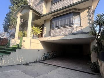 Venta de amplia casa en Loma de Valle Escondido