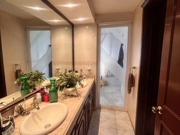 Venta de amplia casa en Loma de Valle Escondido