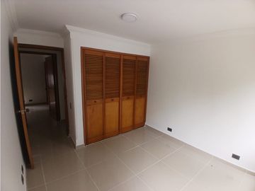 RENTA APARTAMENTO AMPLIO EN LA CIRCUNVALAR