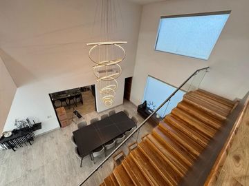 Residencia de Lujo en Venta - Sierra Alta - 3 Recámaras - Alberca