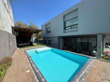 Residencia de Lujo en Venta - Sierra Alta - 3 Recámaras - Alberca