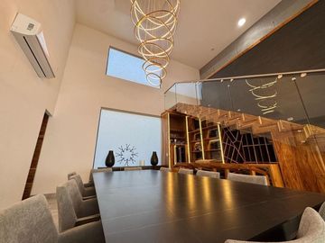 Residencia de Lujo en Venta - Sierra Alta - 3 Recámaras - Alberca