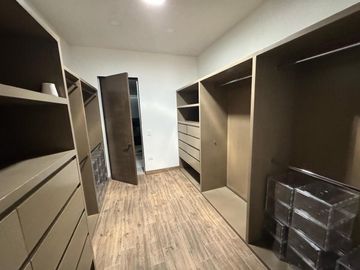 Residencia de Lujo en Venta - Sierra Alta - 3 Recámaras - Alberca