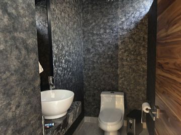 Residencia de Lujo en Venta - Sierra Alta - 3 Recámaras - Alberca