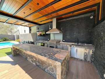 Residencia de Lujo en Venta - Sierra Alta - 3 Recámaras - Alberca