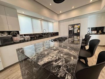Residencia de Lujo en Venta - Sierra Alta - 3 Recámaras - Alberca
