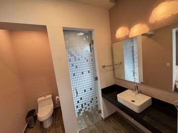 Residencia de Lujo en Venta - Sierra Alta - 3 Recámaras - Alberca