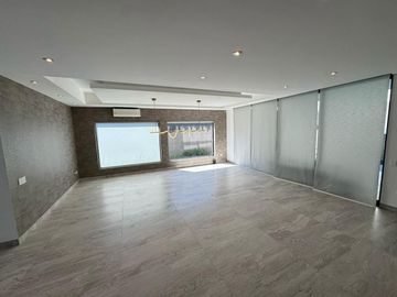 Residencia de Lujo en Venta - Sierra Alta - 3 Recámaras - Alberca
