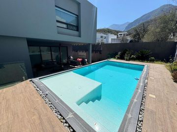 Residencia de Lujo en Venta - Sierra Alta - 3 Recámaras - Alberca
