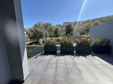 Residencia de Lujo en Venta - Sierra Alta - 3 Recámaras - Alberca