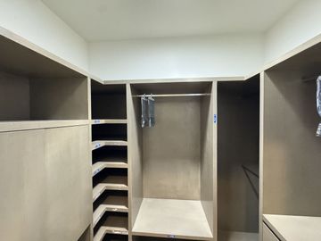 Residencia de Lujo en Venta - Sierra Alta - 3 Recámaras - Alberca