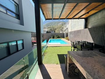 Residencia de Lujo en Venta - Sierra Alta - 3 Recámaras - Alberca