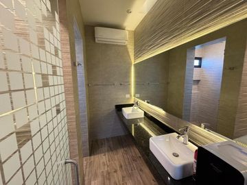 Residencia de Lujo en Venta - Sierra Alta - 3 Recámaras - Alberca