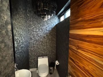 Residencia de Lujo en Venta - Sierra Alta - 3 Recámaras - Alberca
