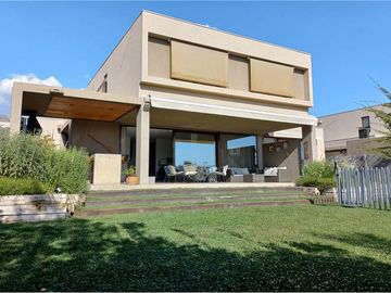 Casa 3 hab, 3 baños + servicio, quincho, piscina