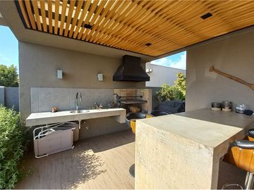 Casa 3 hab, 3 baños + servicio, quincho, piscina