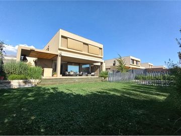 Casa 3 hab, 3 baños + servicio, quincho, piscina