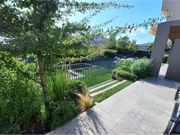 Casa 3 hab, 3 baños + servicio, quincho, piscina