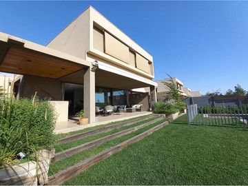 Casa 3 hab, 3 baños + servicio, quincho, piscina