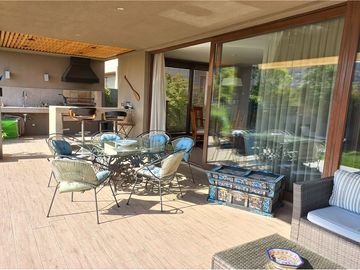 Casa 3 hab, 3 baños + servicio, quincho, piscina