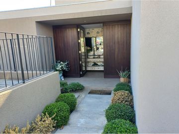 Casa 3 hab, 3 baños + servicio, quincho, piscina