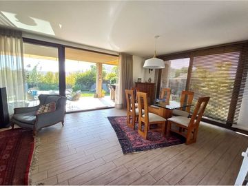 Casa 3 hab, 3 baños + servicio, quincho, piscina