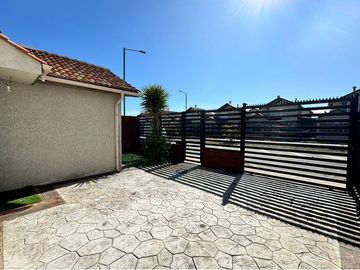 EXCELENTE CASA 3D-3B CON AMPLIO PATIO