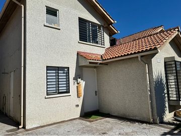 EXCELENTE CASA 3D-3B CON AMPLIO PATIO