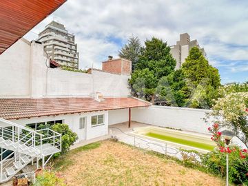 VENTA CASA CON PILETA, B° SANTA GENOVEVA, NEUQUÉN