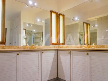 VENTA CASA CON PILETA, B° SANTA GENOVEVA, NEUQUÉN