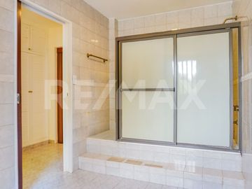 VENTA CASA CON PILETA, B° SANTA GENOVEVA, NEUQUÉN