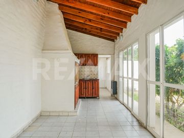 VENTA CASA CON PILETA, B° SANTA GENOVEVA, NEUQUÉN