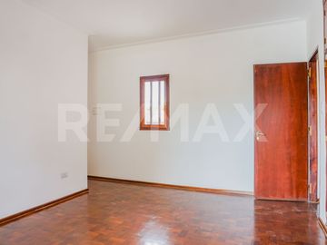 VENTA CASA CON PILETA, B° SANTA GENOVEVA, NEUQUÉN