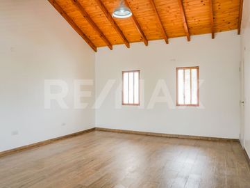 VENTA CASA CON PILETA, B° SANTA GENOVEVA, NEUQUÉN