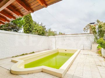 VENTA CASA CON PILETA, B° SANTA GENOVEVA, NEUQUÉN