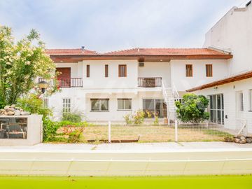VENTA CASA CON PILETA, B° SANTA GENOVEVA, NEUQUÉN