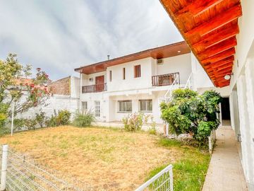 VENTA CASA CON PILETA, B° SANTA GENOVEVA, NEUQUÉN