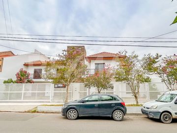 VENTA CASA CON PILETA, B° SANTA GENOVEVA, NEUQUÉN