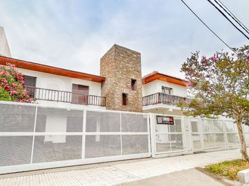 VENTA CASA CON PILETA, B° SANTA GENOVEVA, NEUQUÉN