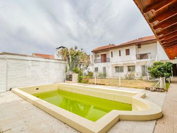 VENTA CASA CON PILETA, B° SANTA GENOVEVA, NEUQUÉN