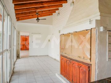 VENTA CASA CON PILETA, B° SANTA GENOVEVA, NEUQUÉN