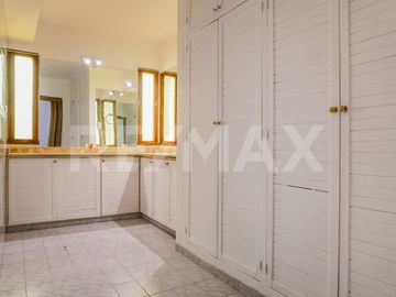 VENTA CASA CON PILETA, B° SANTA GENOVEVA, NEUQUÉN