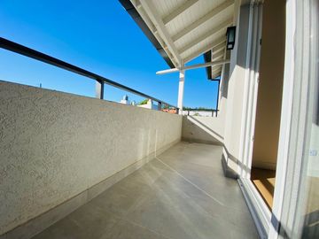DUPLEX 3 AMBIENTES CON COCHERA EN COMPLEJO CERRADO