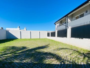 DUPLEX 3 AMBIENTES CON COCHERA EN COMPLEJO CERRADO