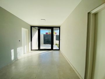 DUPLEX 3 AMBIENTES CON COCHERA EN COMPLEJO CERRADO