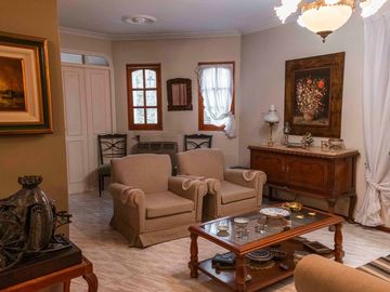 VENTA CASA CATEGORIA BARRIO DALVIAN-CIUDAD-MENDOZA